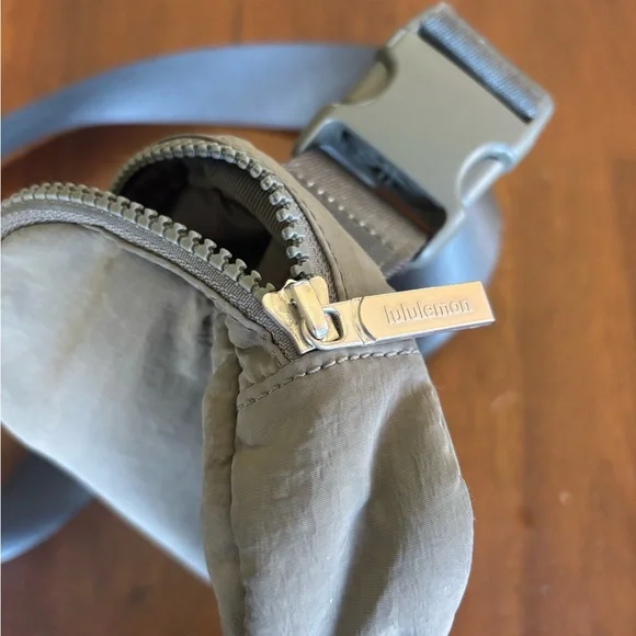 Lululemon Everywhere Belt Bag in Army Green - Picture 3 of 4